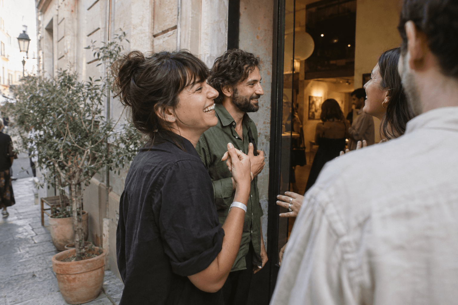 Ilustración editorial con IA: gente conversando a la entrada de un espacio cultural.