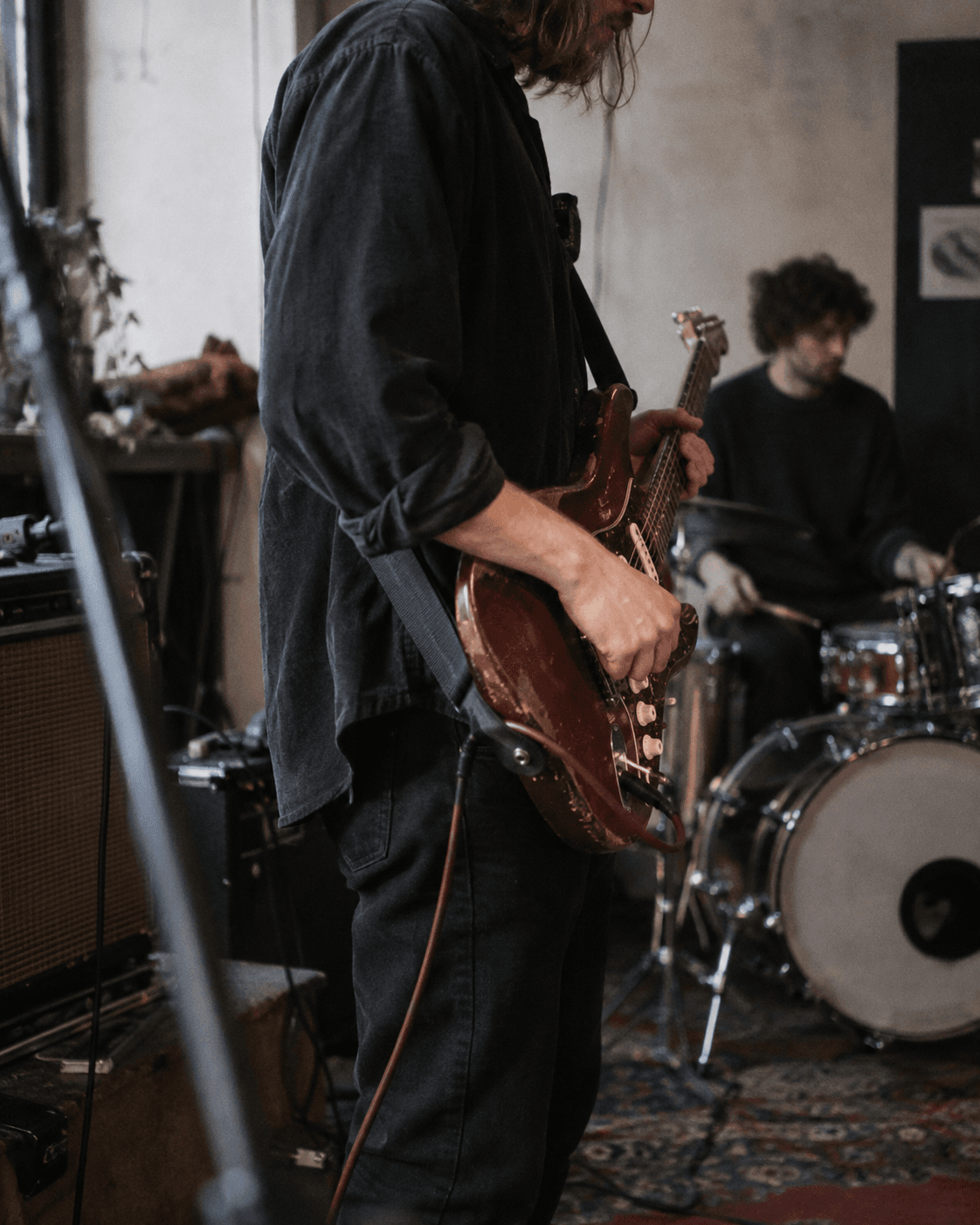 Ilustración editorial con IA: manos de un guitarrista durante una prueba de sonido.
